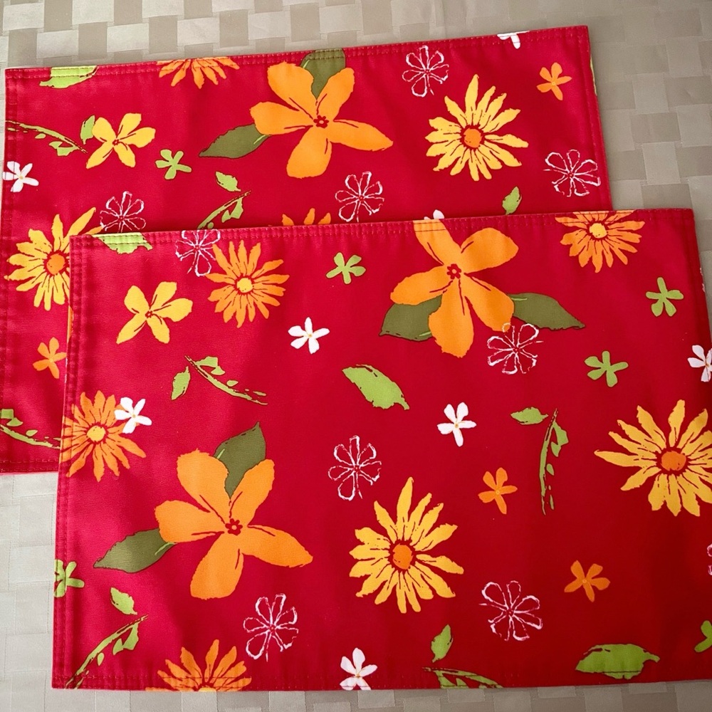 2 Fabric Placemats Vintage Double Sided Red Floral Pattern 19” x 13” Rectangle